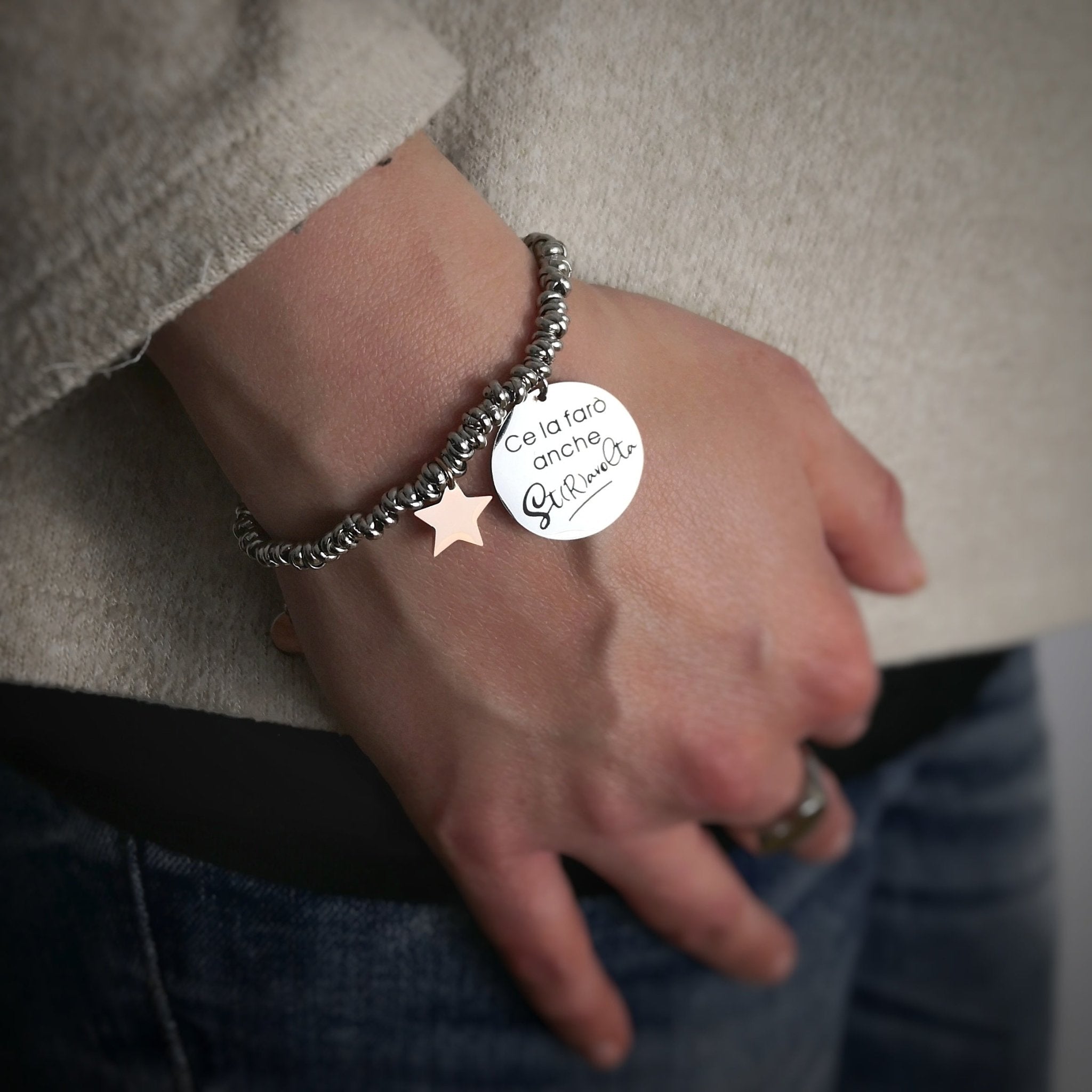 Bracciale rigido donna con charms e incisione - Love yourself first Bracciale rigido donna con charms e incisione - Love yourself first