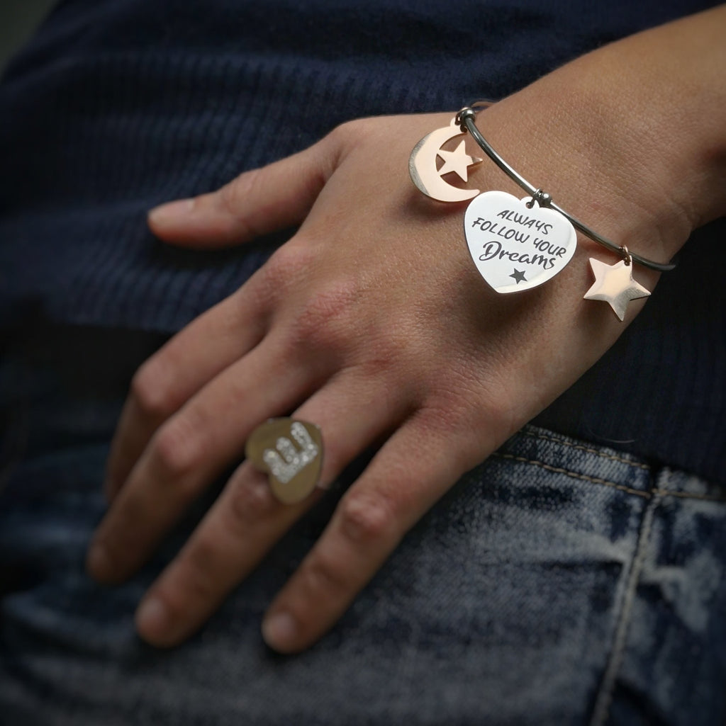 Bracciale rigido donna con charms e incisione - "Always follow your dreams" -Beloved_gioielli