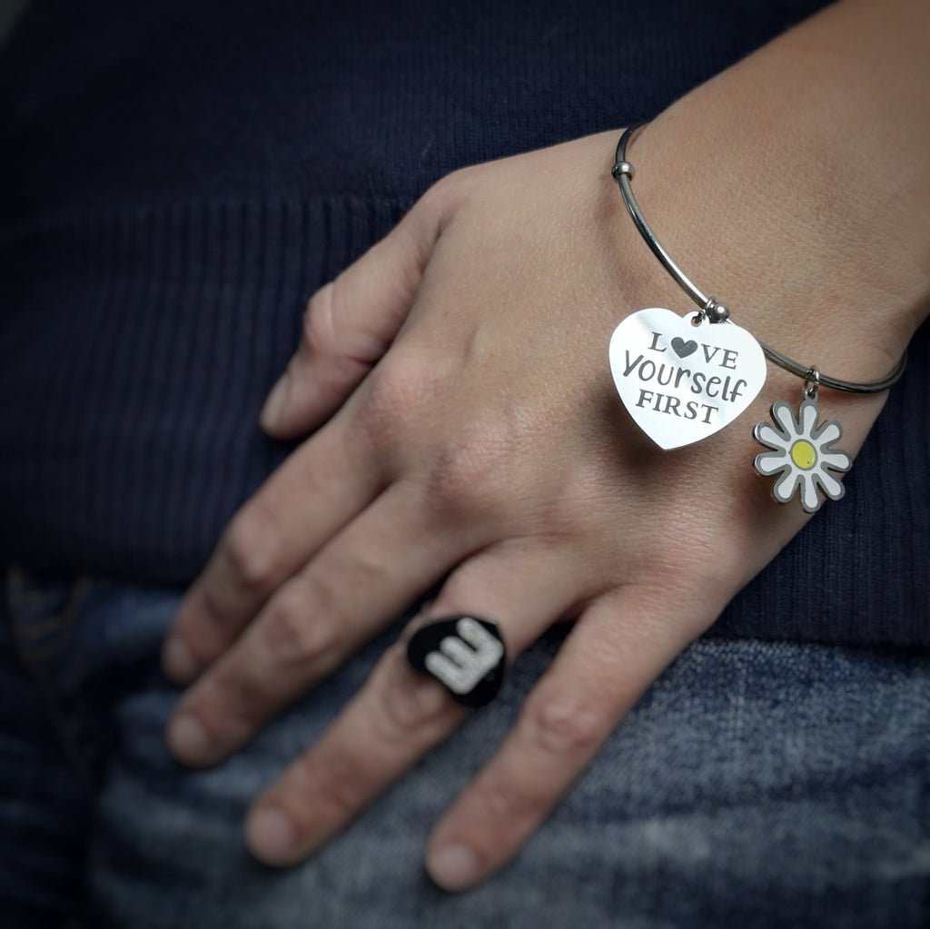 Bracciale rigido donna con charms e incisione - "Love yourself first" -Beloved_gioielli