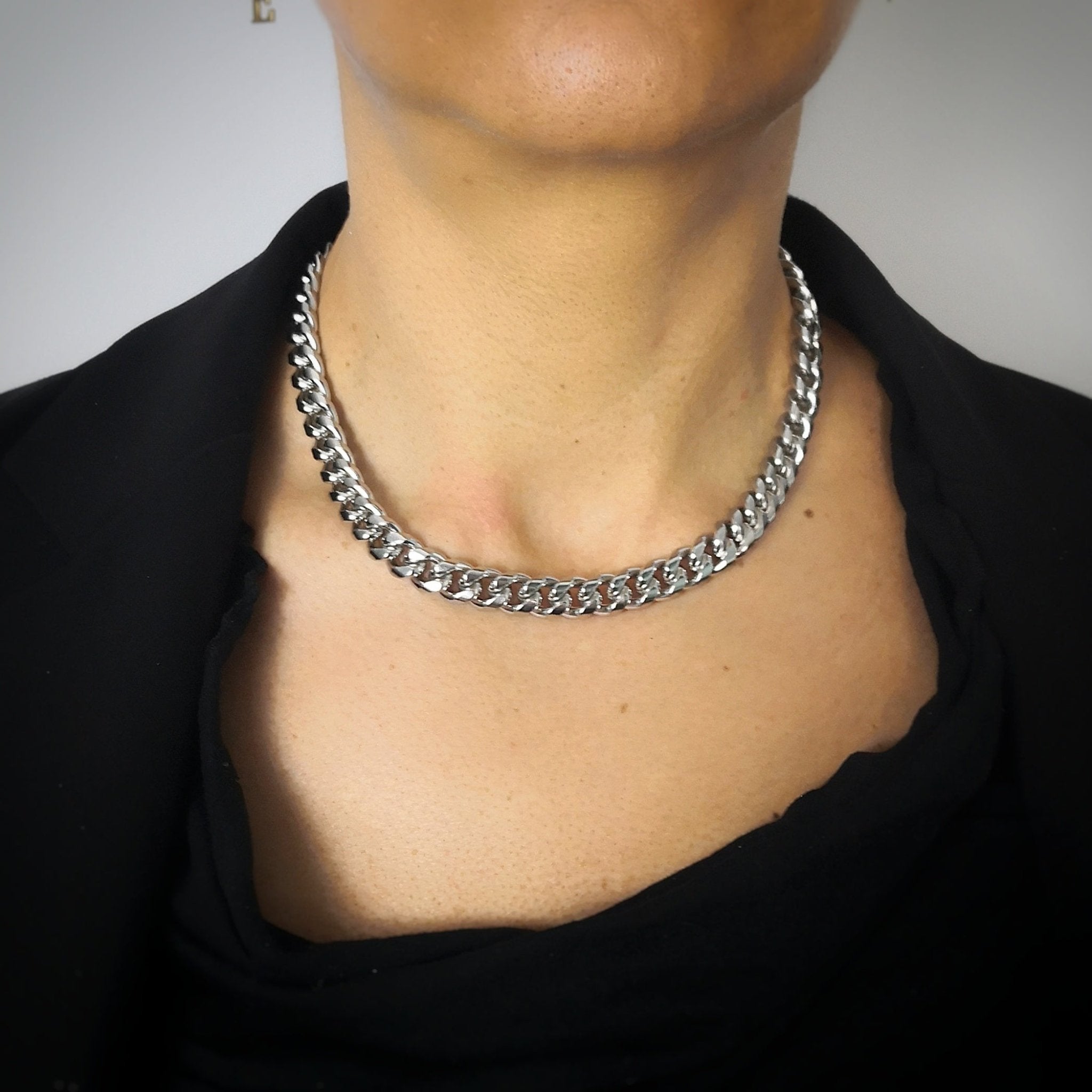 Tracolla nero Elisabetta Franchi con catena groumette - Glamour Store Tracolla nero Elisabetta Franchi con catena groumette - Glamour Store
