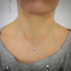 Collana con mini iniziale in acciaio inossidabile e cristalli - Scegli la tua lettera all'interno -Beloved_gioielli