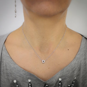 Collana con mini iniziale in acciaio inossidabile e cristalli - Scegli la tua lettera all'interno -Beloved_gioielli